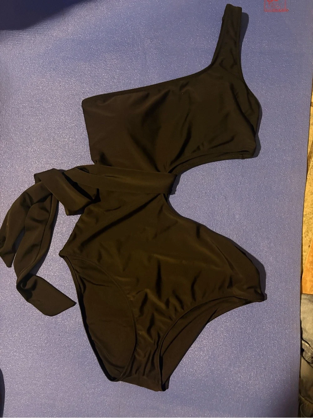 Aerie med One-Shoulder Black Cutout Swimsuit
